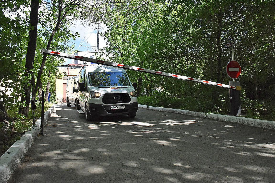 В Екатеринбурге мальчик сорвался с горки на детской площадке и сломал ногу  | 25.05.2023 | Екатеринбург - БезФормата